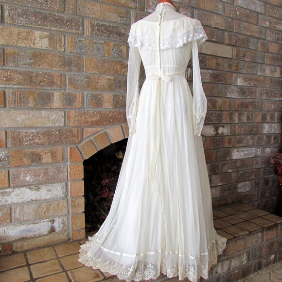 GUNNE SAX VICTORIAN STYLE WEDDING GOWN, CREAM w WHITE LACE, RUFFLES--GORGEOUS! - Picture 4 of 12